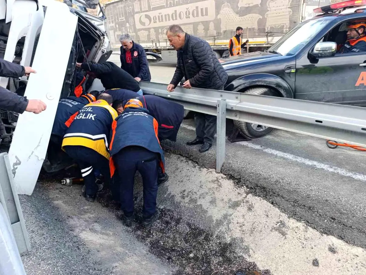 Gümüşhane Tekke'de Tır Virajı Kaçırdı, Sürücü Hastaneye Kaldırıldı