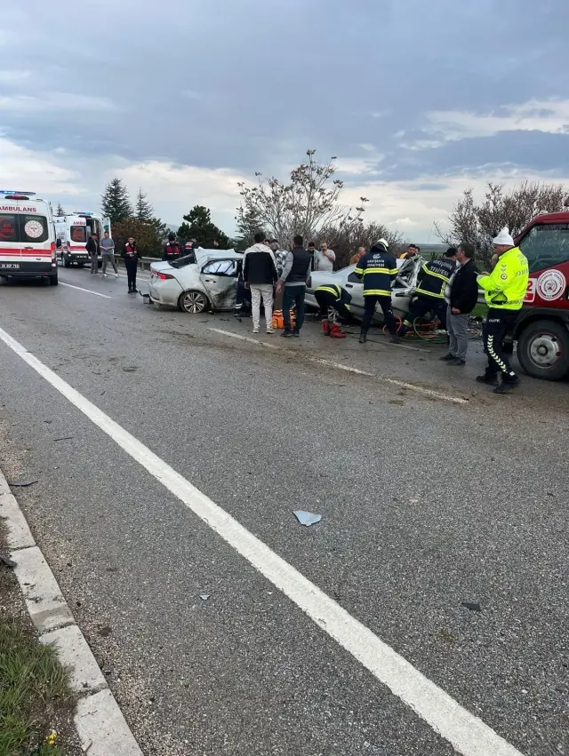 Kaza bölgesinde polis ekipleri çalışıyor
