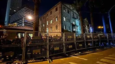 Demir bariyerle çevrili DGM binası