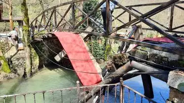 Çöken asma köprünün fotoğrafı