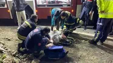 Uçurumdan denize yuvarlanan otomobilin ana fotoğrafı