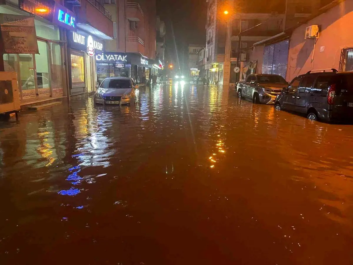 Çine’de Şiddetli Sağanak Yağış Sokakları Göle Dönüştürdü