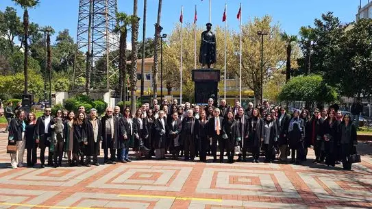 Tören sırasında konuşma yapan avukat