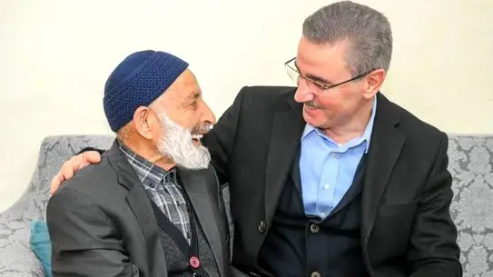 Vali Baruş ve eşi yaşlı vatandaşlarla sohbet ediyor