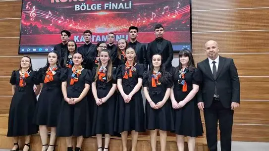 Koro yarışmasında birinci olan Mustafa Kaya Anadolu Lisesi öğrencileri