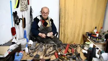 Vefat eden dostlarının fotoğraf kolajı