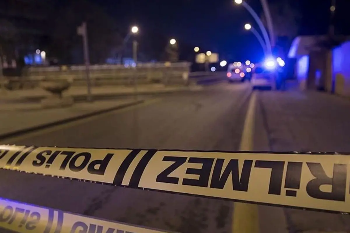 Bağcılar’da 17 Yaşındaki Genç, İki Polisi Bıçakla Yaraladı