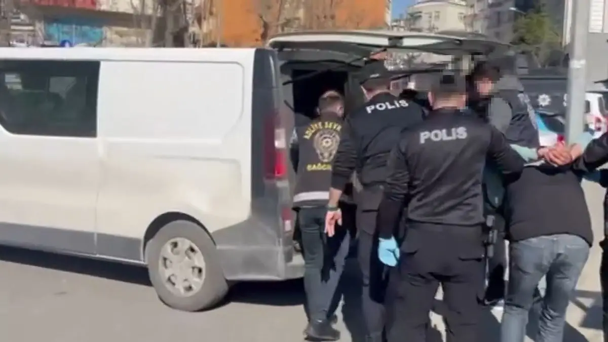 Bağcılar’da Keskin Çatışma: Polis Memurları Yaralandı