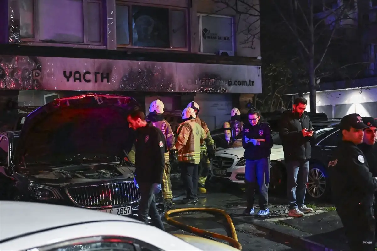 Beşiktaş'ta Park Halindeki Otomobilde Çıkan Yangın 14 Araca Sıçradı