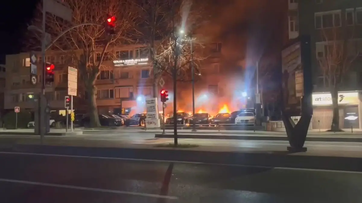 Beşiktaş’ta Oto Galeriye Yönelik Kundaklama ve Silahlı Saldırı Şoku