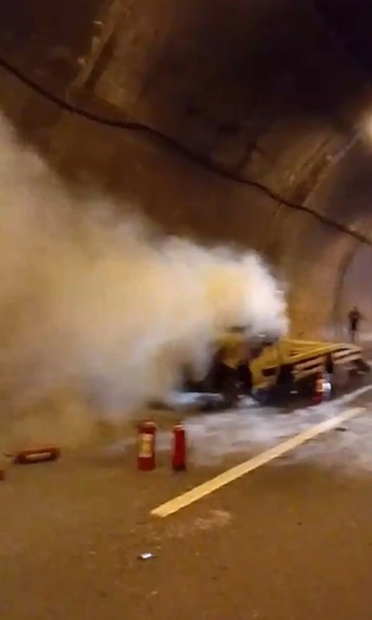 Bolu Dağı Tüneli'nde Oto Kurtarıcı Yangını: İtfaiye Hızlı Müdahale Etti