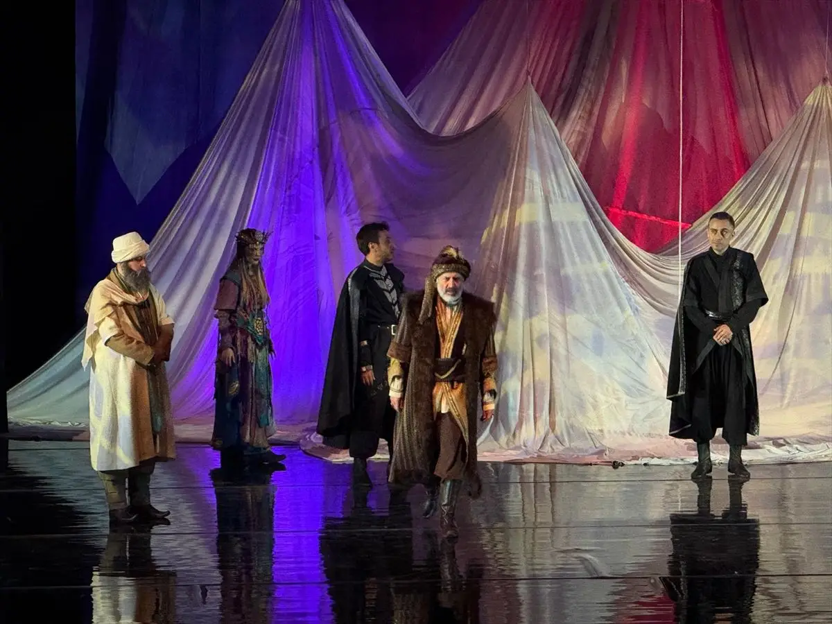 Bursa’nın 700. Fethini Anlatan “Çınarın Gölgesinde” Tiyatro Oyunu Sahnelendi