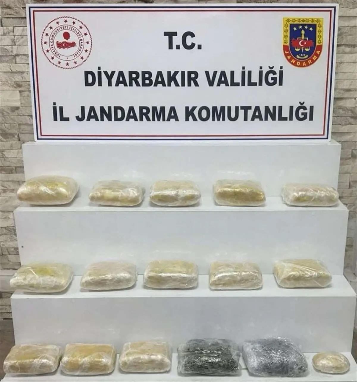 Diyarbakır’da Büyük Uyuşturucu Operasyonu: 14 Şüpheli Gözaltında, 22 Kg Esrar Ele Geçirildi