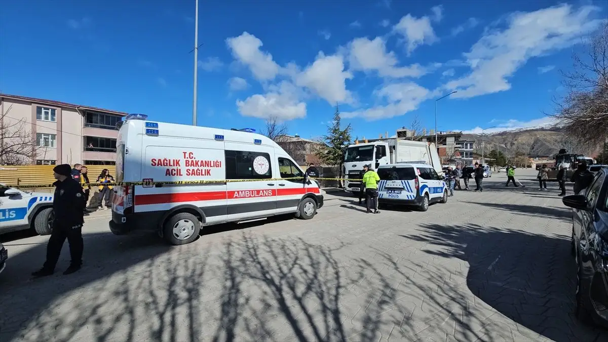 Erzincan’da 81 Yaşındaki Kadına Çöp Kamyonu Çarptı: Olay Yerinde Ölüm
