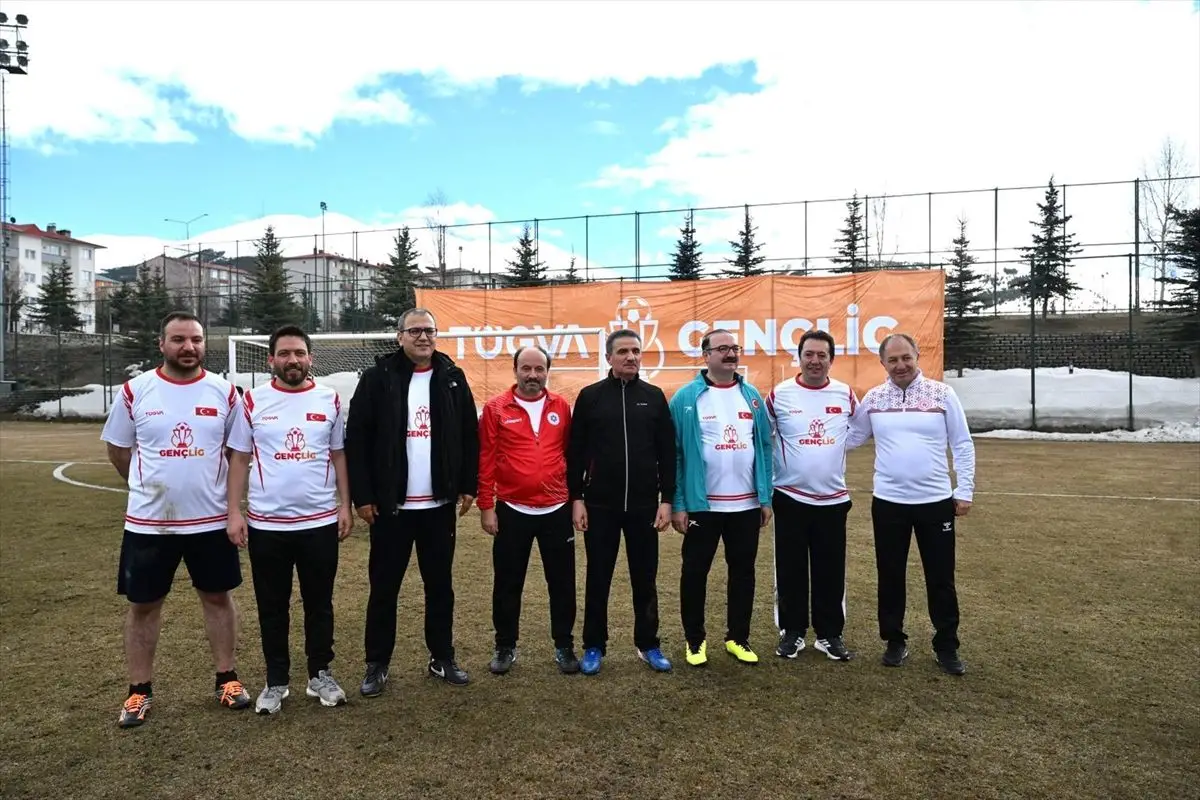 Erzurum’da GençLig Turnuvası: İl Protokolü ve Futbolcular Öğrencilerle Sahada