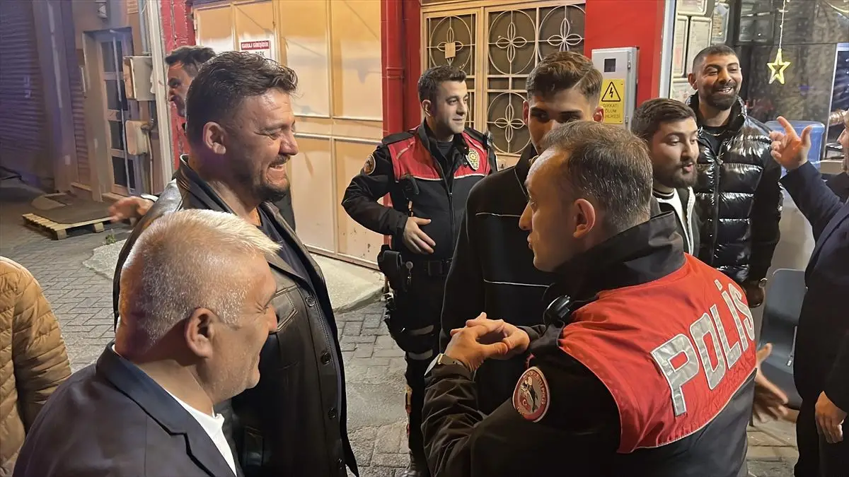Eskişehir'de Polislere Sürpriz Kutlama: Gençlerin Renkli Anları