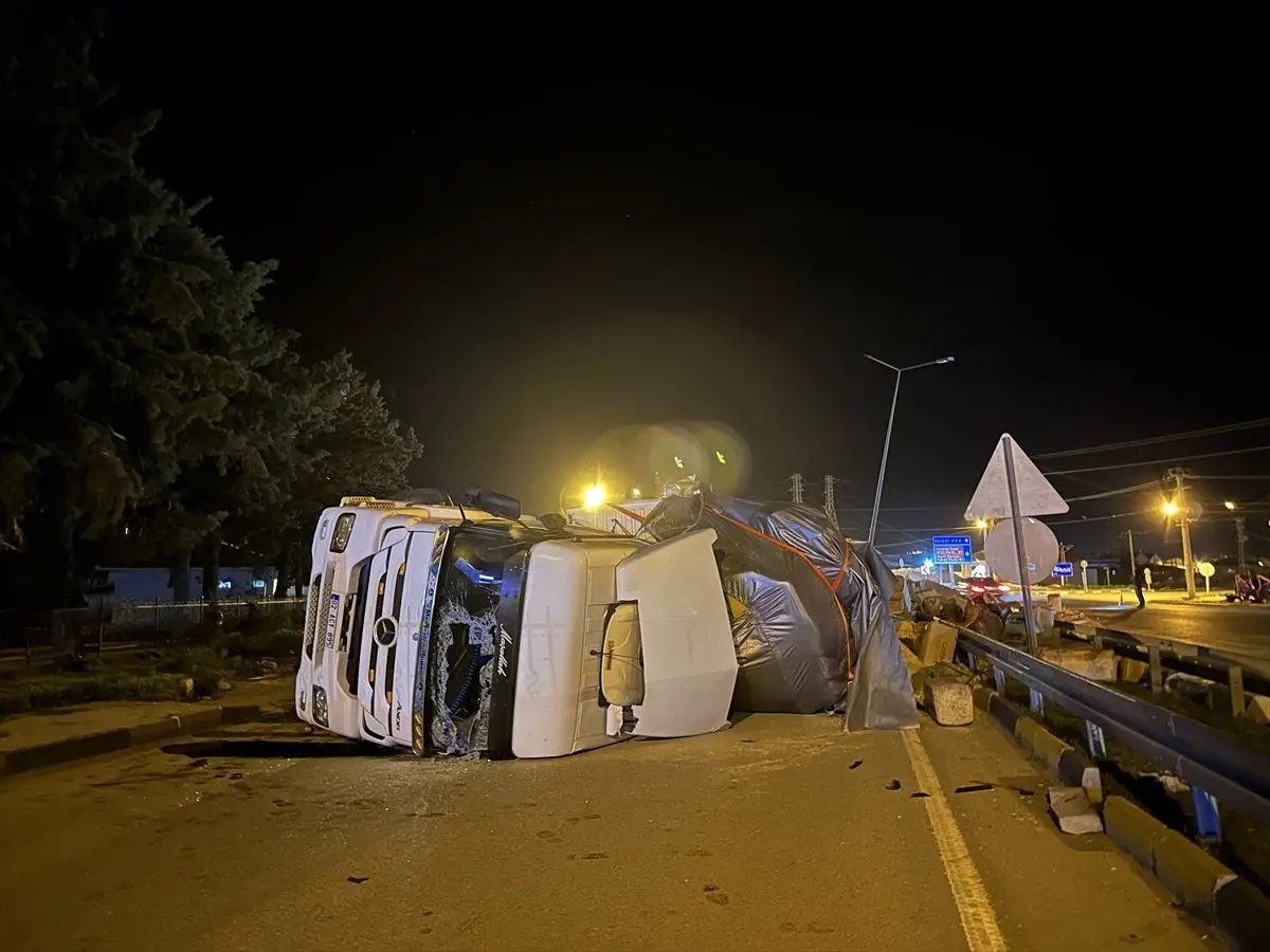 Eğirdir'de Saman Yüklü Tır Devrildi, Sürücü Yaralandı