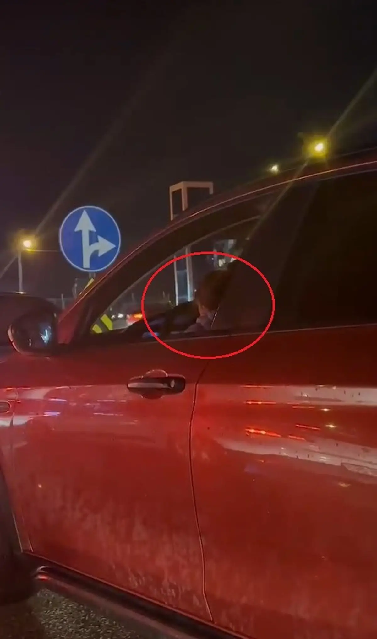 İnegöl’de Kucağındaki Çocukla Trafikte Sürüşte Tehlikeli Anlar