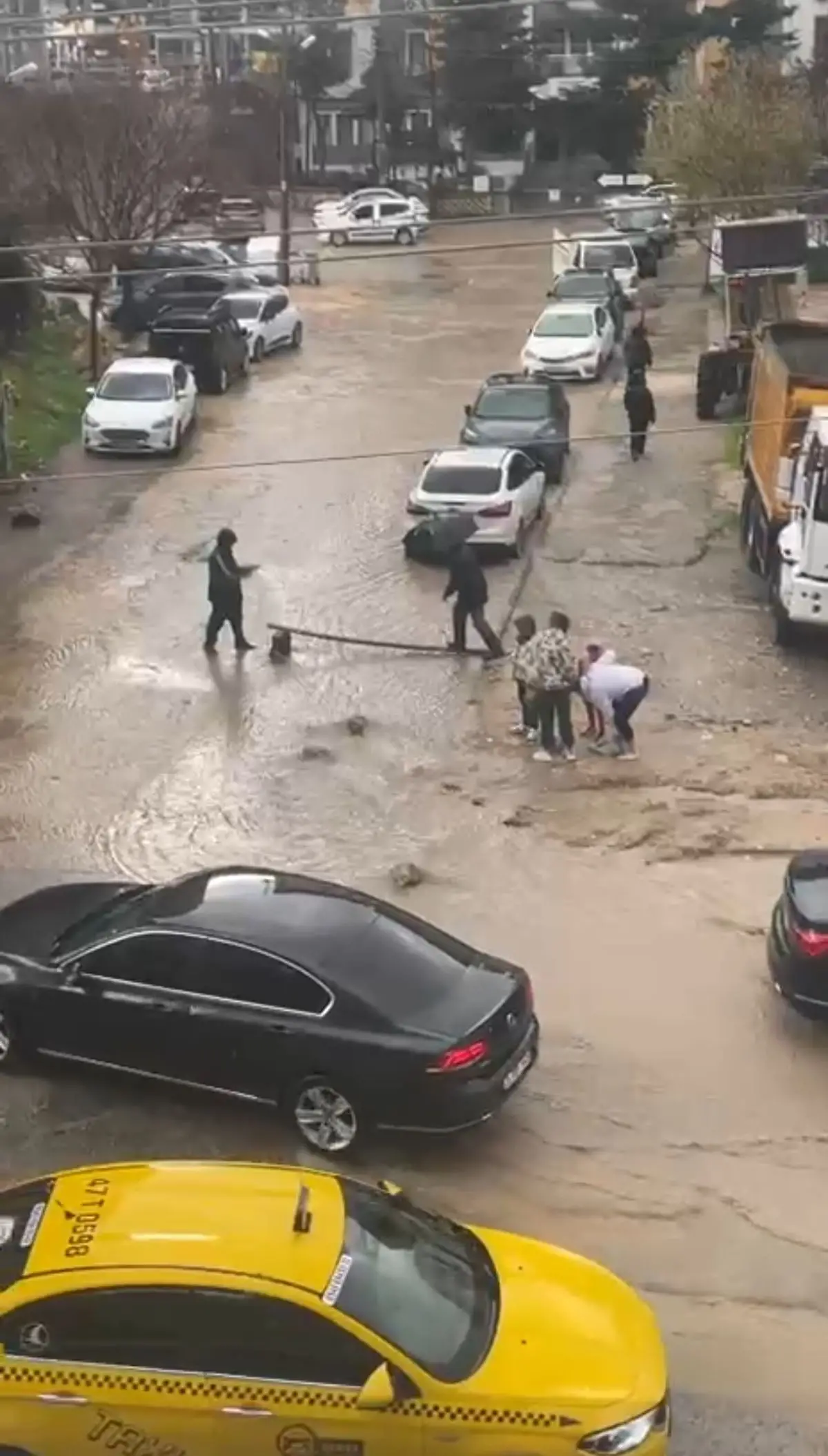 Mardin Artuklu’da Şiddetli Sağanak Yolları Göle Dönüştürdü