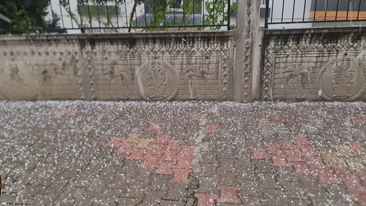 Osmaniye Kadirli’de Ani Dolu Yağışı Sokakları Beyaza Döktü
