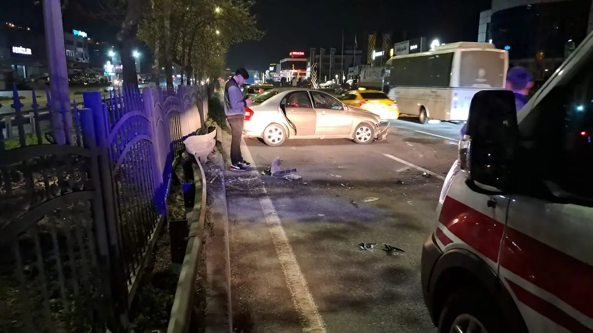 Samsun Tekkeköy'de Refüjde Çarpan Araçta İki Kişi Yaralandı