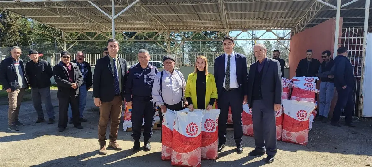 Bilecik Pazaryeri'nde Çiftçilere %50 Hibe ile Ayçiçeği Tozu Dağıtıldı