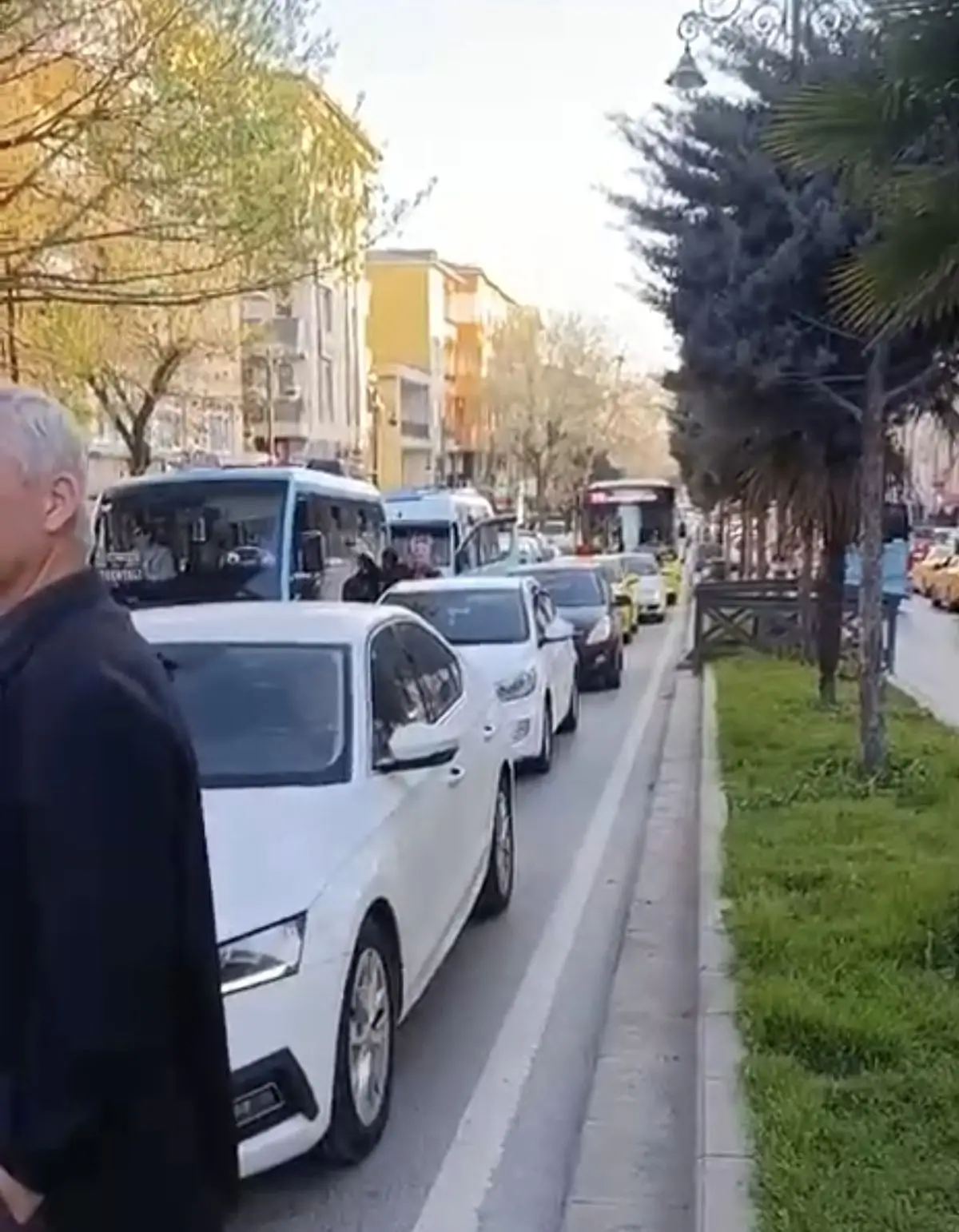 Pendik'te Hafriyat Kamyonu Trafik Işıklarına Çarptı