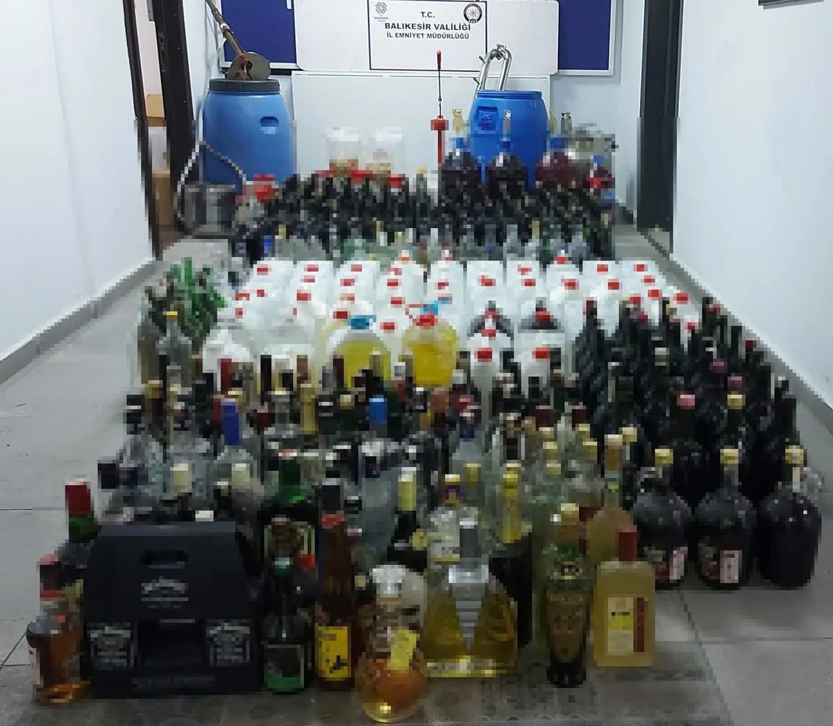 Ayvalık'ta Kaçak İçki ve Sigara Operasyonu: 2 Şüpheli Tutuklandı