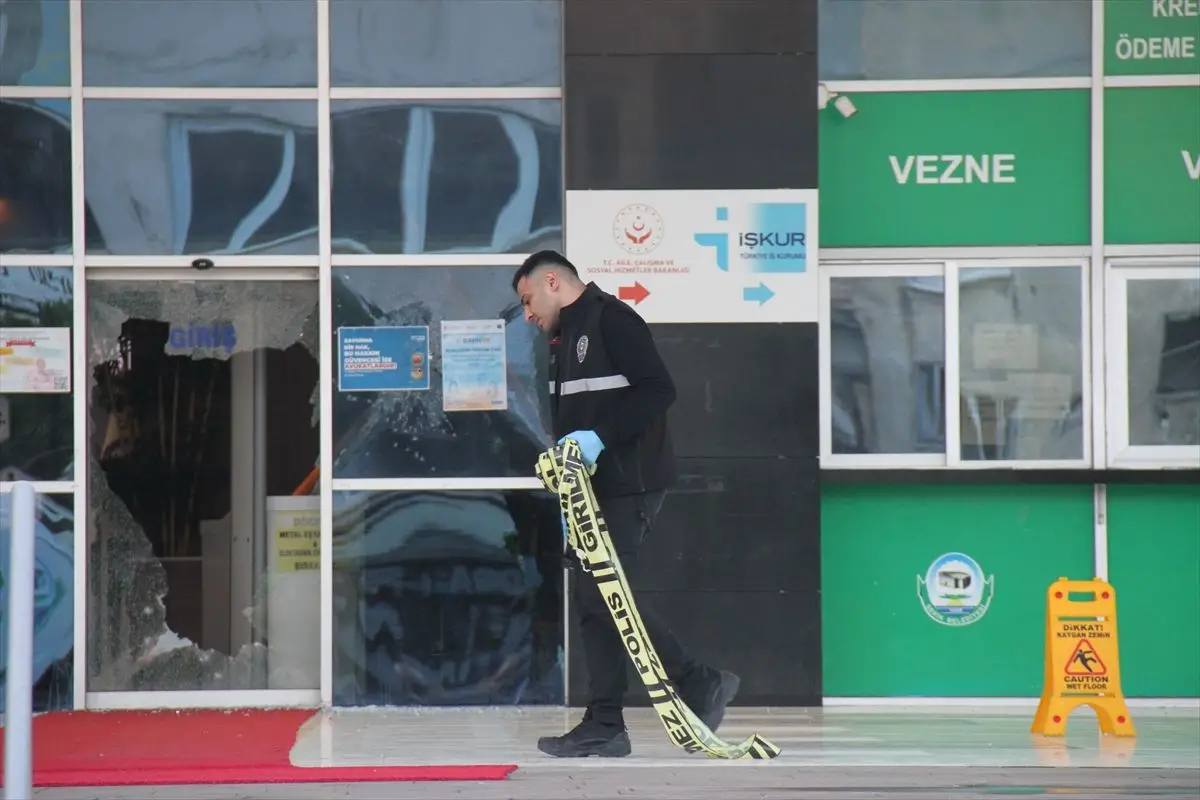 Serik'te Belediye Binasına Silahlı Saldırı: Pompalı Tüfekle Ateş Açan Şahıs Yakalandı