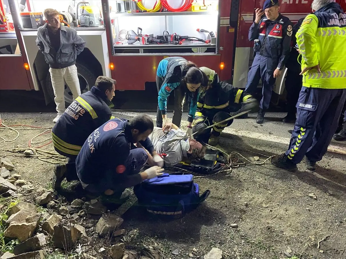 Şarköy Sahilinde Uçurum Kenarına Düşen Araçta 3 Yaralı