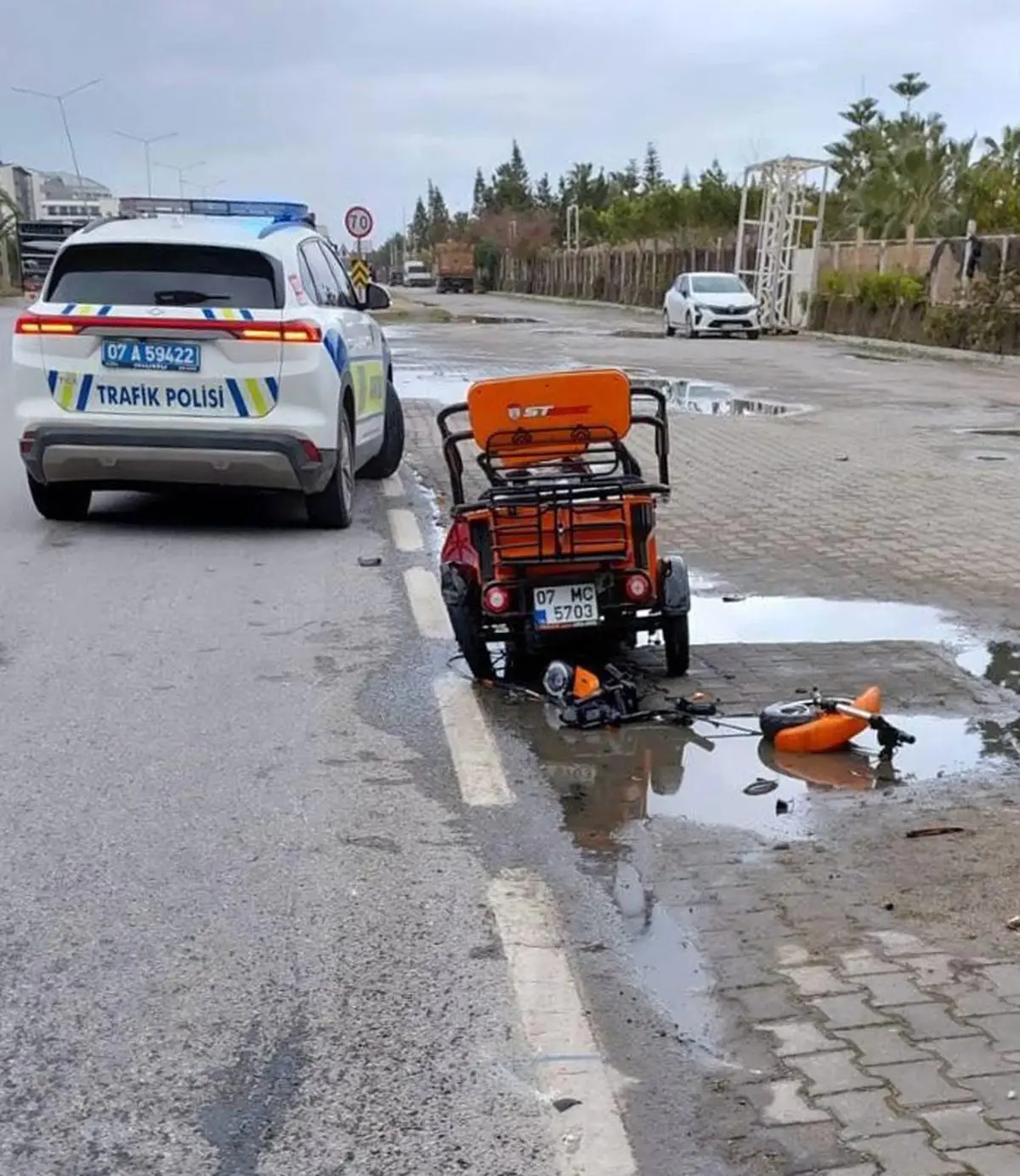 Alanya’da Vinç Çarpması Sonucu Elektrikli Motosiklet Sürücüsü Hayatını Kaybetti