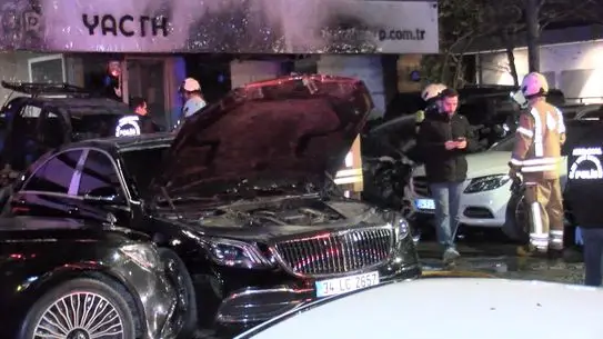 Yangın sonrası hasar gören araçların detay görüntüsü