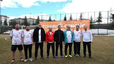 Erzurum’da GençLig Turnuvası: İl Protokolü ve Futbolcular Öğrencilerle Sahada