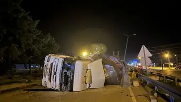 Devrilen tırın fotoğrafı