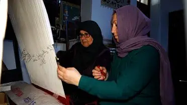 Ayşe Ünal'ın dokuduğu renkli halı