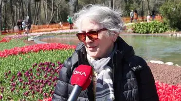 Lale tarlaları içinde yürüyen ziyaretçiler