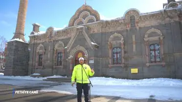 Polisin çaldığı bağlama ve söylenen türküler