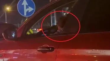 Kucağındaki çocukla araç içinde sürüş anı