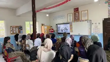 Eğitim sırasında anneler ve jandarma