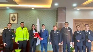 Polis memurları ve Kaymakam birlikte