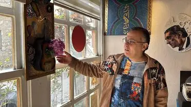 Atık malzemelerden yapılmış duvar dekorasyonu