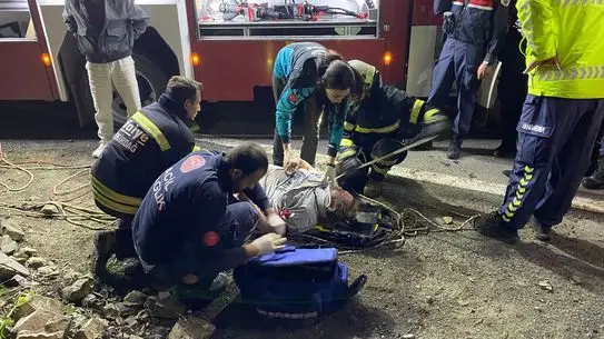 Şarköy Sahilinde Uçurum Kenarına Düşen Araçta 3 Yaralı