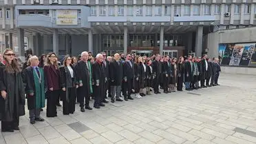 Tören alanında konuşma yapan avukat