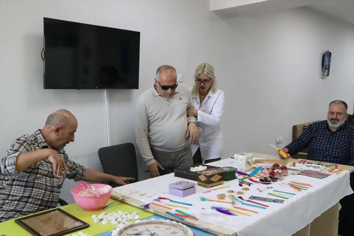 Engelli Sanatçılar Atık Malzemelerle Ev Dekorasyonunda Yaratıcı Çözümler Sunuyor