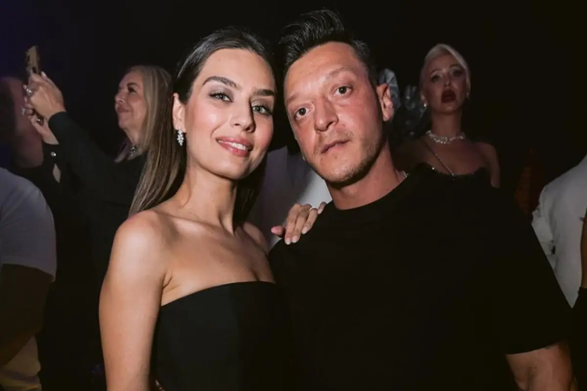 Mesut Özil ve Amine, Üçüncü Çocukları Elisa’yı Dünyaya Tanıttı