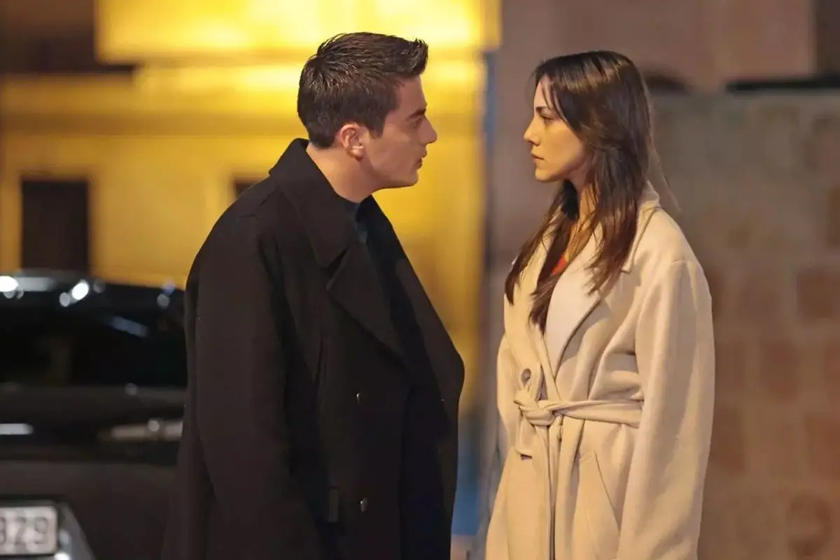 Dilin Döğer ve Atakan Özkaya’nın Set Aşkı: Romantik Anlar Sosyal Medyada Gündemde