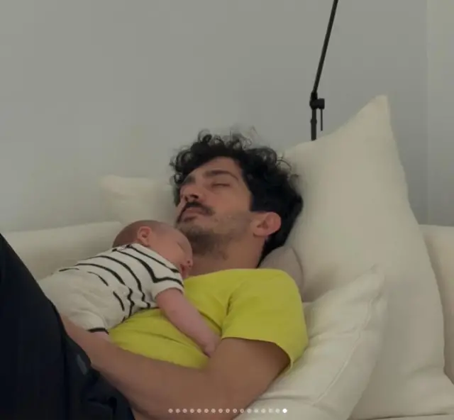 Ursula Corbero ve bebeği birlikte