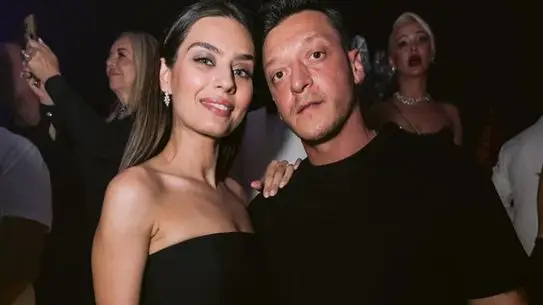 Mesut Özil ve Amine yeni doğan kızlarıyla