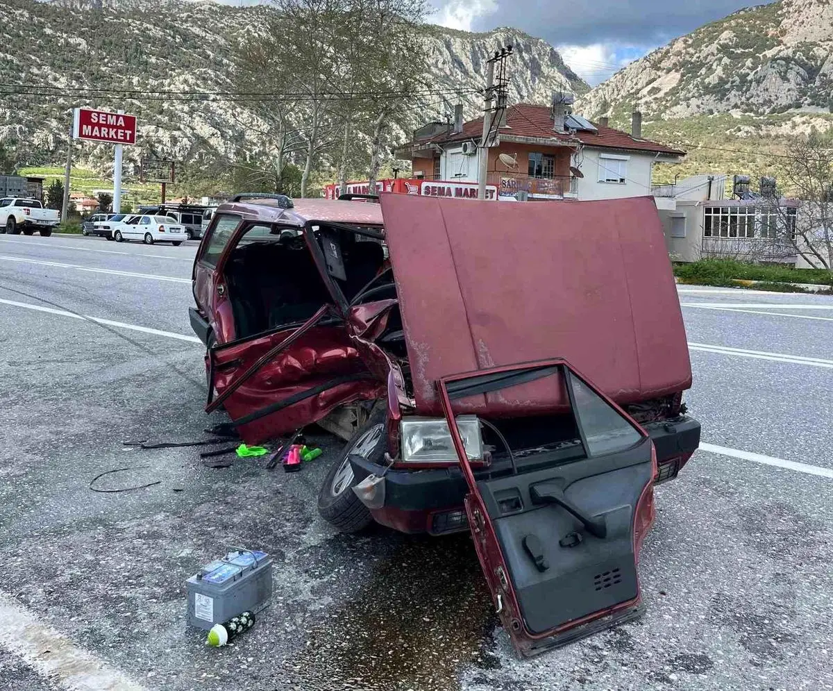 Akseki'de Trafik Çarpışması: Üç Yaralı Hastaneye Kaldırıldı