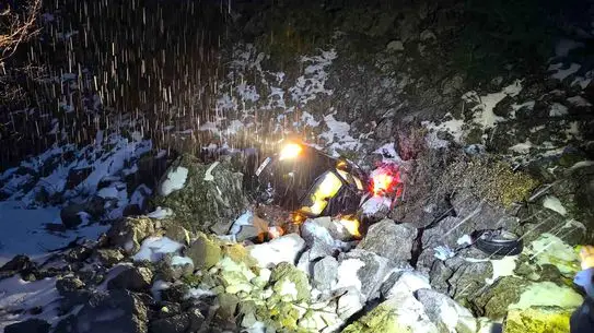 Şarampole yuvarlanan otomobil